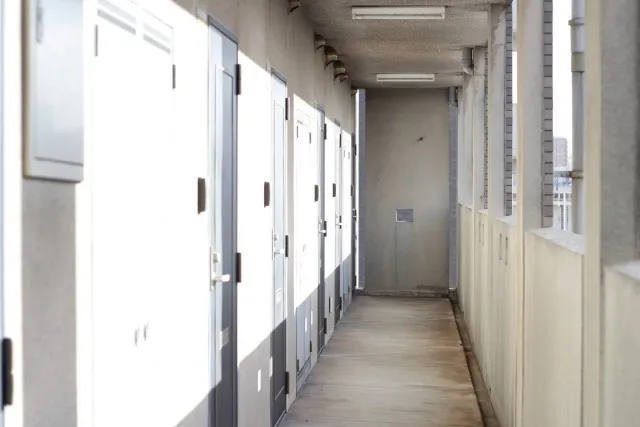 孤独死の腐敗臭が消えない理由とは?特殊清掃のプロが伝える正しい対応法